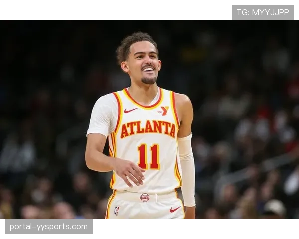 老鹰第三节一波流,特雷·杨场下挥毛巾助威 老鹰第三节一波流,特雷·杨场下挥毛巾助威