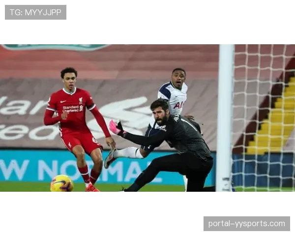 热刺正努力推动从利物浦签下左后卫罗伯逊，谈判进行中